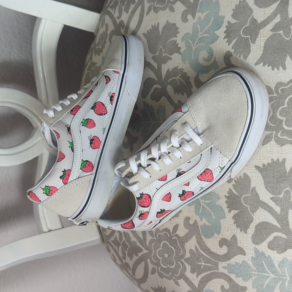 Brand new strawberry VANS Old Skool sneakers tennis shoes suede and canvas 7.5